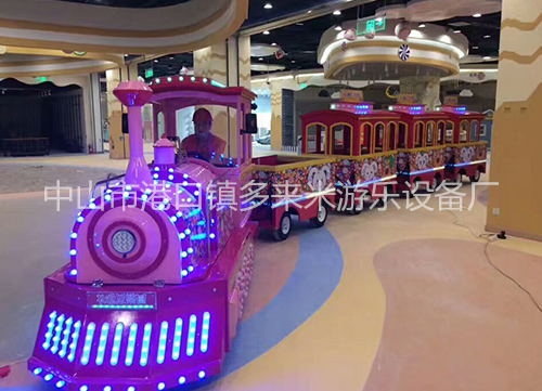 游乐设备厂的无轨小火车要随时做好保养工作